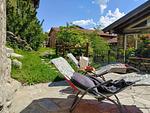 sonnige Gartenterrasse mit Liegestühlen - Sunrise Lodge - Top-Hundeurlaub