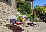 großer Garten mit Liegestühlen zum Sonnen - Sunrise Lodge - Top-Hundeurlaub