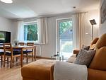 Wohnzimmer mit Sitzecke und TV - Haus 20a - Top-Hundeurlaub