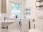 Badezimmer mit WC und Waschbecken - Haus 20a - Top-Hundeurlaub