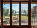 Wohnzimmer - Apartment 433 mit Seeblick und Kamin - Top-Hundeurlaub