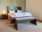 Schlafzimmer - Apartment 433 mit Seeblick und Kamin - Top-Hundeurlaub