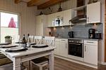 Küche / Küchenzeile - Ferienhaus Ostsee Lodge Olpenitz - Top-Hundeurlaub