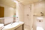 Badezimmer in der Ferienwohnung Jungnamen Sand 5 in Wittdün auf Amrum - Haus Jungnamen Sand Whg. 5 - Top-Hundeurlaub