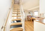 Treppe mit maritimen Detail in der Ferienwohnung Wiese & Watt - Wiese & Watt - Top-Hundeurlaub