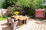 Terrasse mit Strandkorb an der Ferienwohnung Skagen im Nebeler Wald - Reetdachhaus Skagen - Top-Hundeurlaub