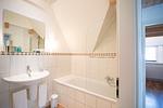 Badezimmer mit Badewanne in der Ferienwohnung Skagen - Reetdachhaus Skagen - Top-Hundeurlaub