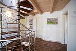 Flur und Treppenaufgang mit Naturfotografien in der Ferienwohnung Skagen - Reetdachhaus Skagen - Top-Hundeurlaub