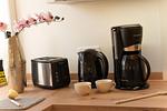 sowie einen Toaster, einen Wasserkocher und eine Filterkaffeemaschine. - Altes Schulmeisterhaus Wohnung 2 - Top-Hundeurlaub