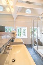 Das Duschbad im Obergeschoss ist mit Doppelwaschbecken, Dusche und Infrarot-Wärmekabine ausgestattet. - Altes Schulmeisterhaus Wohnung 2 - Top-Hundeurlaub