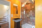 Ein WC mit Dusche befindet sich im Erdgeschoss des Ferienhauses. - Auster Hüs - Top-Hundeurlaub