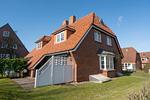 Das Hausteil verfügt über eine Terrasse mit Gartenabschnitt. - Haus am Leuchtturm Hausteil 1 - Top-Hundeurlaub