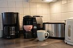 Neben einer Filterkaffeemaschine steht hier auch eine Kapselmaschine bereit. - Haus am Leuchtturm Hausteil 1 - Top-Hundeurlaub