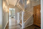 Über die Treppe gelangen Sie zu den Schlafzimmern im OG und DG. - Haus am Leuchtturm Hausteil 1 - Top-Hundeurlaub