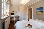 Ein Kleiderschrank sowie ein Schreibtisch stehen Ihnen hier ebenfalls zur Verfügung. - Haus am Leuchtturm Hausteil 1 - Top-Hundeurlaub