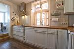 Die Küche bietet genügend Platz und Stauraum und ist mit allem ausgestattet, was zum Kochen gebraucht wird. - Stadtvilla - Top-Hundeurlaub