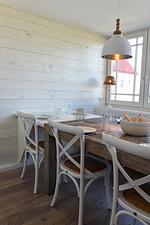 Durch eine Tischverlängerung ist am Esstisch Platz für bis zu 10 Personen. - Stadtvilla - Top-Hundeurlaub