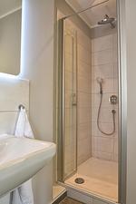 Zwei der Schlafzimmer im Obergeschoss beinhalten ein Duschbad en Suite. - Stadtvilla - Top-Hundeurlaub