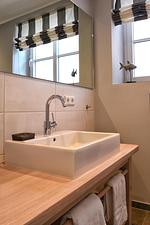 Eins der vier Bäder mit Dusche schließt an das Saunazimmer an und befindet sich im Erdgeschoss. - Stadtvilla - Top-Hundeurlaub