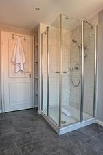 Zwei der Schlafzimmer teilen sich ein Duschbad. - Stadtvilla - Top-Hundeurlaub