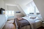 Das große Schlafzimmer verfügt  über ein Doppelbett, einen Smart-TV und einen  maßgefertigten Einbauschrank. - Reethus Glücklicher Matthias Hausteil Uasterlun - Top-Hundeurlaub