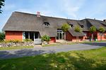Das Reethus Dörpsend 1 erstreckt sich über diese ganze sichtbare Haushälfte. - Reethus Dörpsend Haus 1 - Top-Hundeurlaub