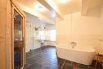 Das Badezimmer im Erdgeschoss ist eine Wellnessoase....sehr großzügig mit Dusche und Badewanne und einer Sauna. - Reethus Dörpsend Haus 1 - Top-Hundeurlaub