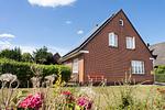 Der Garten des Ferienhauses verläuft rundherum. Der geschützte, hintere Teil ist vollständig eingezäunt. - Haus Stepenitz - Top-Hundeurlaub