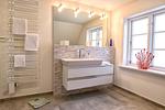 Das Bad ist mit einer Badewanne und einer Dusche ausgestattet. - Haus Stepenitz - Top-Hundeurlaub