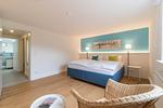 Dieses Schlafzimmer mit großem Fenster befindet im Souterrain. - Haus Lichtblick - Top-Hundeurlaub