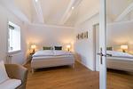 Dieses Schlafzimmer verfügt neben einem Smart-TV über einen eigenen Ankleideraum. - Haus Lichtblick - Top-Hundeurlaub