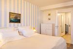 Schlafzimmer mit Doppelbett in der Ferienwohnung Amrumer Strandhaven in Wittdün - Amrumer Strandhaven - Top-Hundeurlaub