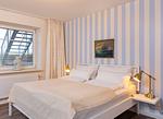 Schlafzimmer mit Doppelbett in der Ferienwohnung Amrumer Strandhaven in Wittdün - Amrumer Strandhaven - Top-Hundeurlaub