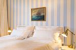 Schlafzimmer mit Doppelbett in der Ferienwohnung Amrumer Strandhaven in Wittdün - Amrumer Strandhaven - Top-Hundeurlaub
