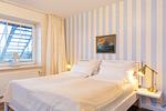 Schlafzimmer mit Doppelbett in der Ferienwohnung Amrumer Strandhaven in Wittdün - Amrumer Strandhaven - Top-Hundeurlaub