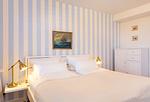 Schlafzimmer mit Doppelbett in der Ferienwohnung Amrumer Strandhaven in Wittdün - Amrumer Strandhaven - Top-Hundeurlaub