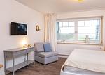 Schlafzimmer mit Doppelbett in der Ferienwohnung Amrumer Strandhaven in Wittdün - Amrumer Strandhaven - Top-Hundeurlaub