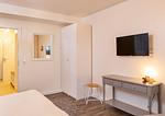 Schlafzimmer mit TV in der Ferienwohnung Amrumer Strandhaven in Wittdün - Amrumer Strandhaven - Top-Hundeurlaub