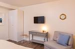 Schlafzimmer mit TV in der Ferienwohnung Amrumer Strandhaven in Wittdün - Amrumer Strandhaven - Top-Hundeurlaub