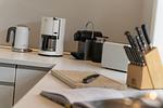 Neben einer Filterkaffeemaschine... - Kapitänshaus West - Top-Hundeurlaub