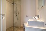 Im Erdgeschoss befindet sich ebenfalls ein Gäste-WC mit bodengleicher Dusche. - Kapitänshaus West - Top-Hundeurlaub