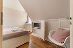Im zweiten Schlafzimmer gibt es einen Fernseher... - Kapitänshaus West - Top-Hundeurlaub