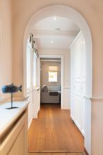 Vom Flur aus geht es direkt ins Fernsehzimmer. - Holsteinhof - Top-Hundeurlaub