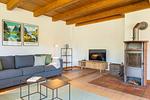 Reetdachhaus Stavanger Nebel/Amrum   Sofa, Tv, Regal und Sofatischchen vor einem Kamin - Reetdachhaus Stavanger - Top-Hundeurlaub