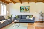 Reetdachhaus Stavanger Nebel/Amrum   Zwei Sofas mit Sofatischchen, Lampen und einem Regal - Reetdachhaus Stavanger - Top-Hundeurlaub
