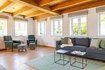Reetdachhaus Stavanger Nebel/Amrum   Sofa mit zwei Sofa-Tischchen, eine Sitzecke mit zwei Sesseln und zwei Fußhockern - Reetdachhaus Stavanger - Top-Hundeurlaub