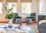 Reetdachhaus Stavanger Nebel/Amrum   Sofa mit zwei Sofa-Tischchen, eine Sitzecke mit zwei Sesseln und zwei Fußhockern - Reetdachhaus Stavanger - Top-Hundeurlaub