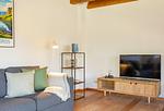 Reetdachhaus Stavanger Nebel/Amrum   Sofa, TV und ein Regal - Reetdachhaus Stavanger - Top-Hundeurlaub