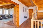 Reetdachhaus Stavanger Nebel/Amrum   Flur und Treppenhaus mit Blick ins Wohnzimmer - Reetdachhaus Stavanger - Top-Hundeurlaub