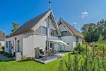 Hauptansicht - Störtebekers Reethus mit Sauna, Kamin und Terrasse - Top-Hundeurlaub